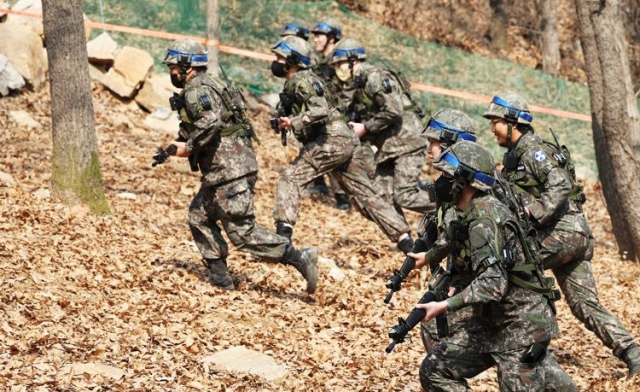 한 육군부대에서 예비군들이 전술훈련을 하고 있다. 사진은 기사내용과 관련 없음. 연합뉴스