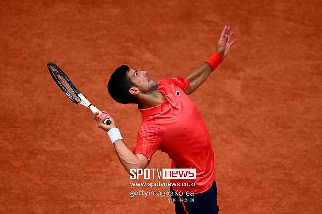 ▲ 노바크 조코비치가 2023년 롤랑가로스 프랑스오픈 남자 단식 결승전에서 서브를 구사하고 있다.