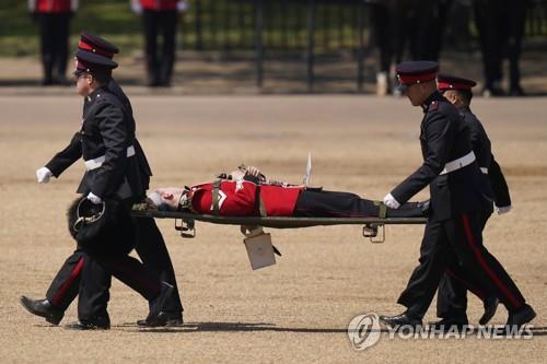 10일 폭염에 기절한 영국 근위병 [AP=연합뉴스 자료사진]