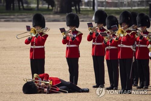 10일 '군기분열식' 리허설 도중 실신한 근위병 [EPA=연합뉴스 자료사진]