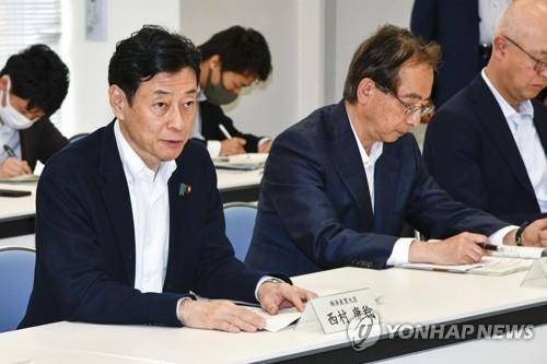 후쿠시마현 어업단체장 만난 니시무라(앞줄 제일 왼쪽) 일본 경제산업상 (이와키 교도=연합뉴스) 니시무라 야스토시 일본 경제산업상이 지난 10일 후쿠시마현 이와키시에서 후쿠시마 제1원자력발전소에서 발생하는 오염수 해양 방류 계획과 관련해 후쿠시마현 어업단체와 의견교환을 하고 있다. 2023.6.12
[교도 연합뉴스 자료사진. 재판매 및 DB 금지]