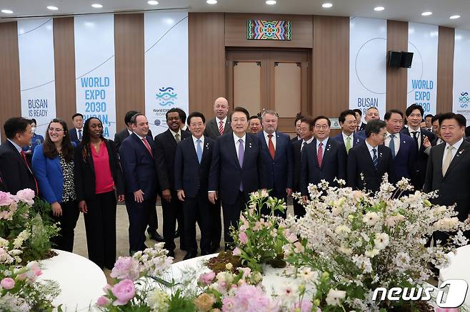 윤석열 대통령이 지난 4월6일 부산 해운대구 누리마루 APEC하우스에서 열린 국제박람회기구(BIE) 실사단 환송 만찬에서 파트릭 슈페히트 실사단장 등 참석자들과 기념촬영을 하고 있다. (대통령실 제공) 2023.4.6/뉴스1 ⓒ News1 오대일 기자