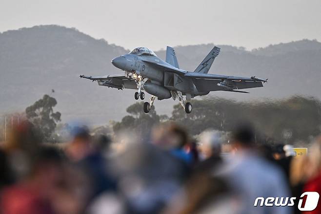 지난 3월 호주 절롱 아발론 공항에서 열린 국제 항공우주 방위산업 엑스포에서 호주 공군의 F-18 전투기가 에어쇼를 마치고 착륙하고 있다. 2023.3.3. ⓒ AFP=뉴스1 ⓒ News1 김성식 기자