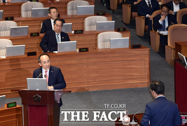 추경호 경제부총리 겸 기획재정부 장관이 13일 오후 서울 여의도 국회에서 열린 경제 분야 대정부질문에서 의원들 질의에 답하고 있다. /이새롬 기자