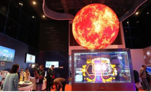 중국이 아스타나엑스포 중국관에서 인공 태양과 핵융합 기술을 선보이고 있다.