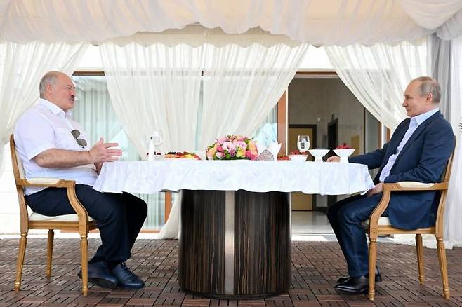 라디미르 푸틴 러시아 대통령(오른쪽)과 알렉산드르 루카셴코 벨라루스 대통령이 지난 9일(현지시간) 러시아 소치의 보차로프 루체이 별장에서 회담하는 모습.[이미지 출처=연합뉴스]