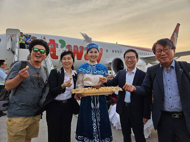티웨이항공이 11일 키르기스스탄 직항 정기노선 개설 후 첫 취항한 마나스국제공항에서 현지인들로부터 환영을 받고 있다.  왼쪽부터 개그맨 윤택, 이스마일로바 아이다 주한 키르기스스탄 대사, 민병도 페이버스그룹 회장, 정홍근 티웨이항공 대표. /정병선기자
