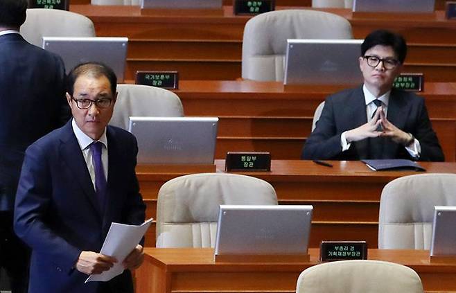 한동훈(오른쪽) 법무부 장관이 12일 국회 본회의장에서 신상발언을 하기 위해 나서는 민주당 출신 이성만 무소속 의원을 바라보고 있다. /이덕훈 기자