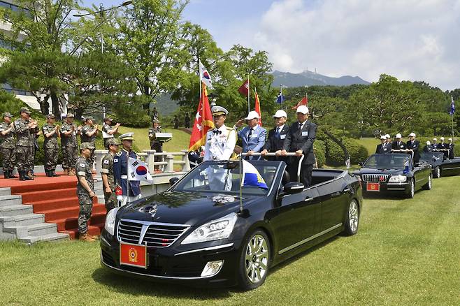 13일 충남 계룡대에서 열린 육군 갑종장교전우회 초청행사에서 참석자들이 육군군악의장대대를 사열하고 있다. 갑종장교는 1950년 1월에 입교한 1기 후보생부터 1969년 8월 30일 임관한 230기를 마지막으로 육군보병학교에서 배출한 4만5424명의 육군 장교를 말한다. /육군