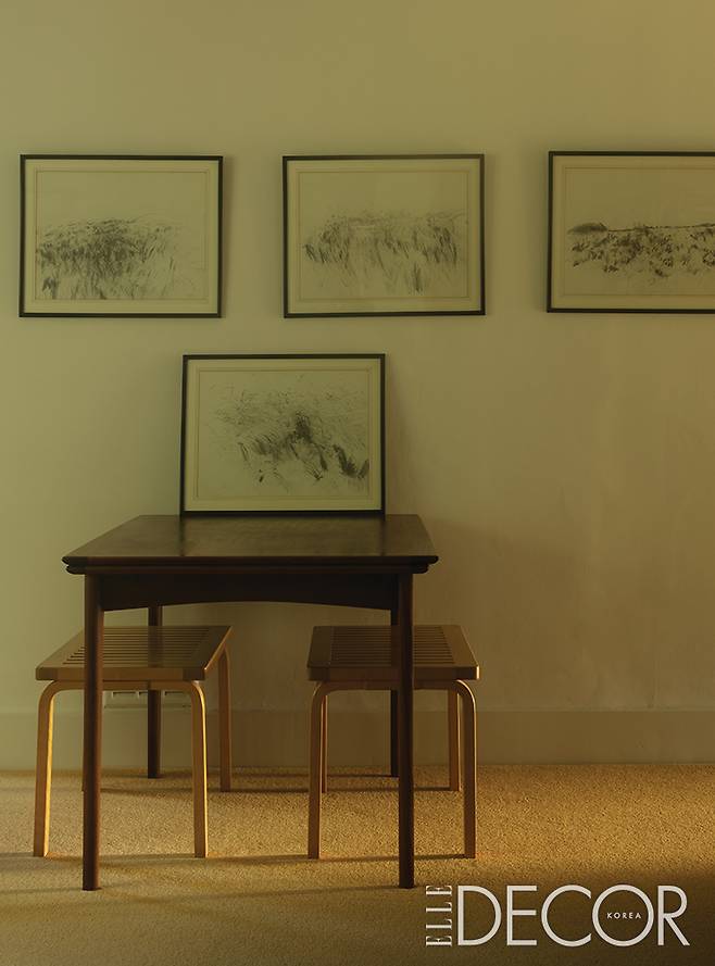마거릿이 아트 스쿨 첫 해인 1965년에 그린 그림들과 알바 알토의 벤치가 어우러진 풍경.