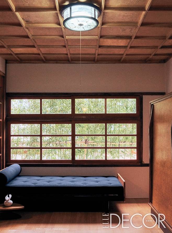 〈오! 분더카머〉전에서 저택에 원래 있던 고가구를 비롯해 피에르 폴랑과 아르네 야콥센의 체어, 장 프루베의 데이베드, 샬롯 페리앙의 테이블 등 20세기 아트 퍼니처와 문신, 백경원, 정수경, 키미누, 키요 등의 오브제를 볼 수 있다.