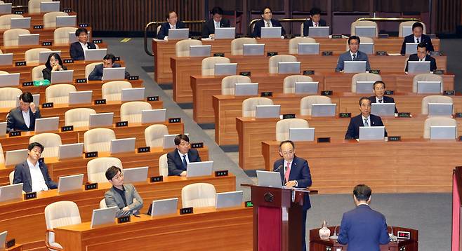 추경호 경제부총리가 13일 국회 본회의에서 민주당 유동수 의원의 대정부 질문에 답변하고 있다. 연합뉴스