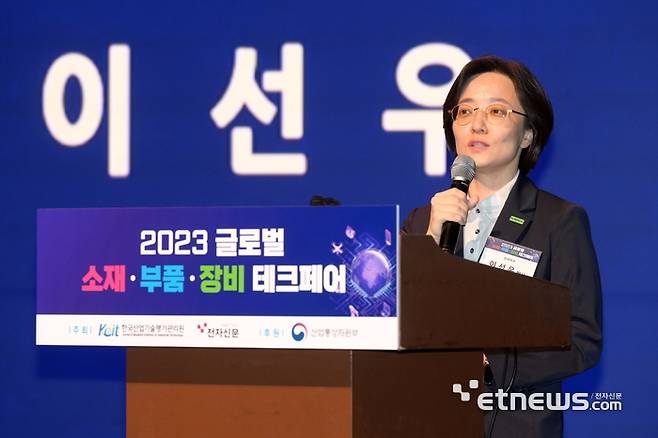 한국산업기술평가관리원과 전자신문이 주최하고 산업통상자원부가 후원하는 ‘2023 글로벌 소재·부품·장비 테크페어’가 ‘글로벌 공급망의 변화, 미래를 위한 새로운 시작’을 주제로 13일 서울 강남구 코엑스에서 열렸다. 이선우 한국머크 박사가 ‘반도체 제조업에서의 인공지능 적용가능분야와 비즈니스 전략’을 주제로 발표하고 있다. 김민수기자 mskim@etnews.com