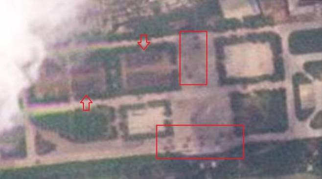 북한 열병식 훈련장을 촬영한 10일 자 위성사진. 공터에 차량이 빼곡히 들어선 모습(화살표)이 보이는 가운데 병력대열 약 15개가 훈련 중인 장면(사각형 안)도 확인된다. 사진=Planet Labs