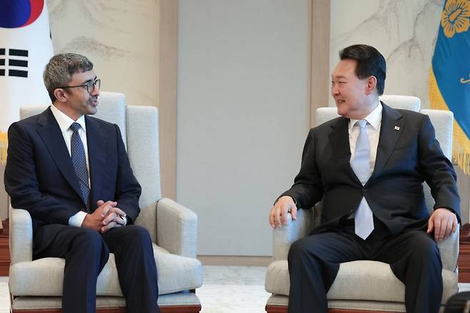 [서울=뉴시스] 윤석열 대통령이 13일 용산 대통령실 청사에서 압둘라 빈 자이드 알 나흐얀 아랍에미리트(UAE) 외교장관을 접견하고 있다. (사진=대통령실 제공) 2023.06.13. photo@newsis.com *재판매 및 DB 금지 <저작권자ⓒ 공감언론 뉴시스통신사. 무단전재-재배포 금지.> /사진=뉴시스화상