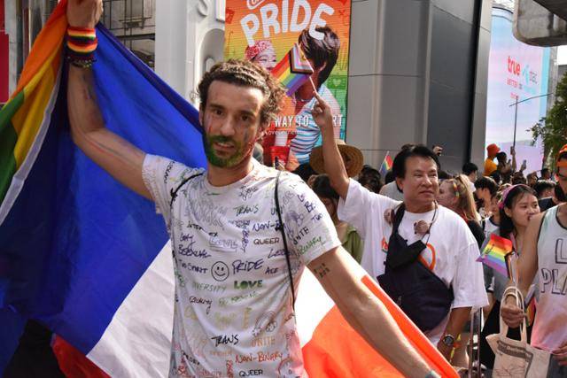 4일 태국 방콕에서 열린 성소수자 퍼레이드에서 한 외국인 남성이 프랑스 국기를 들고 행사에 참여하고 있다. 방콕=허경주 특파원