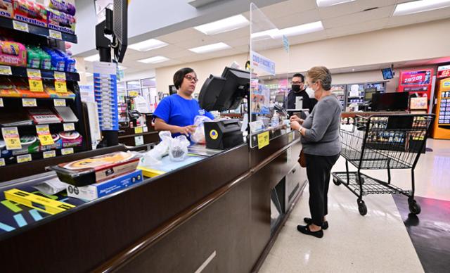 지난해 7월 미국 캘리포니아 알함브라의 한 슈퍼마켓에서 시민이 장을 보고 있다. 알함브라=AFP 연합뉴스