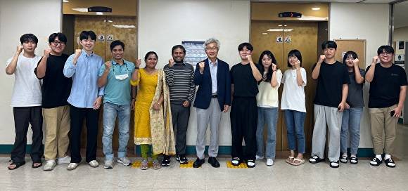 마찰전기형 나노발전기 개발에 성공한 나창운 전북대 교수팀  [사진=전북대학교 ]