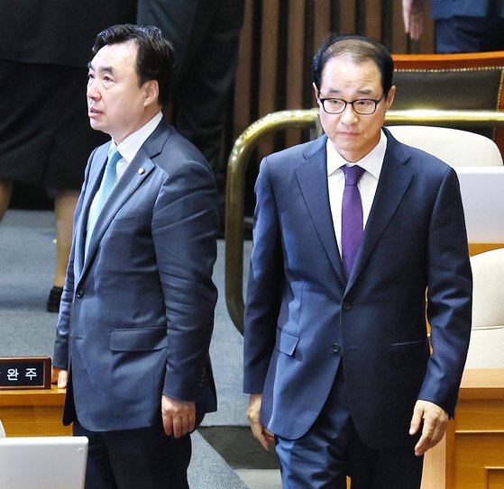 2021년 더불어민주당 전당대회 돈 봉투 의혹을 받고 있는 무소속 윤관석(왼쪽)의원과 이성만 의원이 12일 본회의 체포동의안 투표를 마치고 이동하고 있다. 김현동 기자