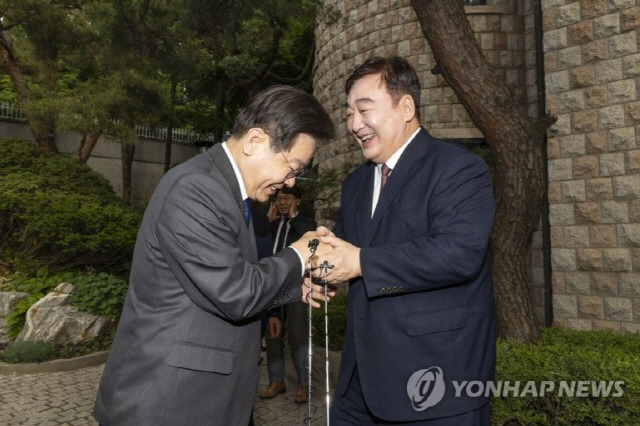 ▲ 싱하이밍이 지난 8일 주한 중국대사관저에서 이재명 민주당 대표를 만나 환하게 웃으며 악수하고 있다, 사진/연합뉴스