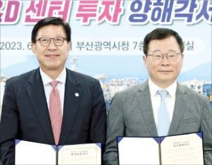 정진택 삼성중공업 사장(오른쪽)과 박형준 부산시장이 12일 부산시청에서 삼성중공업 부산 R&D센터 투자양해각서 체결 후 기념사진을 찍고 있다.  삼성중공업 제공