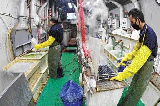 경기 안산시 도금단지의 한 기업에서 근로자들이 작업을 하고 있다. 본 기사와 직접적 관련은 없습니다. 한경DB