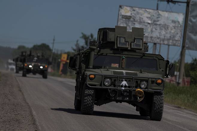 지난 4일(현지시간) 우크라이나 하르키우 지역에서 험비 군용 차량이 우크라이나-러시아 접경지 인근 도로를 달리고 있다. 로이터연합뉴스