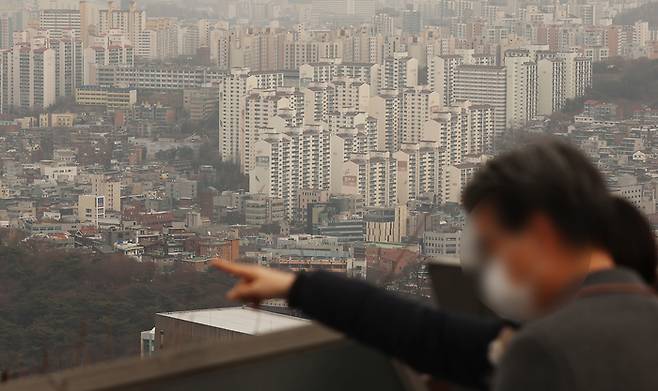 서울 남산에서 바라본 시내 아파트 단지의 모습.