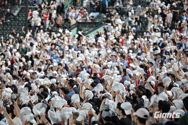 프로야구 롯데 자이언츠의 팬들(1만 6007명)이 13일 부산 사직구장에서 열린 한화전에서 모자 응원을 펼치고 있다. 이날 롯데는 ‘G’ 로고가 적힌 볼캡을 입장 관객에게 배포했다. 롯데 자이언츠 제공