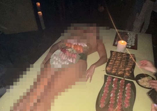 10일(현지시간) 미국 로스앤젤레스(LA)에서 열린 래퍼 예의 생일파티에 등장한 여성 나체 초밥. 트위터 캡처