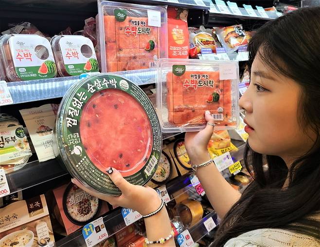 서울 성동구에 위치한 이마트24 매장에서 고객이 수박 상품을 살펴보고 있다.[사진제공=이마트24]