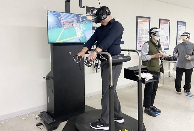 곤지암 메가허브터미널 안전체험관에서 직원이 VR 기기를 활용해 안전 체험을 하고 있다.