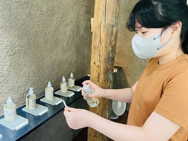오은율양이 향수 전문점에서 직접 냄새를 맡으며 공부를 하고 있다. /사진=독자제공