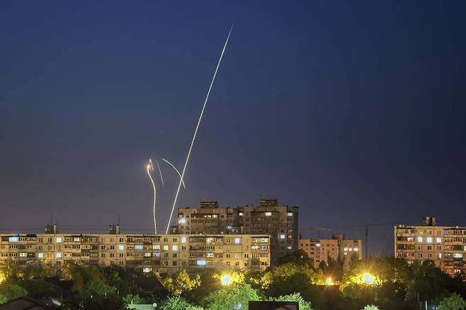 [하르키우=AP/뉴시스] 4일(현지시각) 러시아 벨고로드주에서 우크라이나를 향해 발사되는 러시아 로켓들이 우크라이나 하르키우에서 관측되고 있다. 2023.06.05.