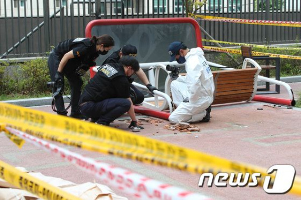 13일 오후 경찰과 국립과학수사연구원 관계자들이 경북 경산의 한 아파트에서 발생한 초등생 사망 사고와 관련 그네의자 주변에 대한 합동 감식을 진행하고 있다. /사진=뉴스1