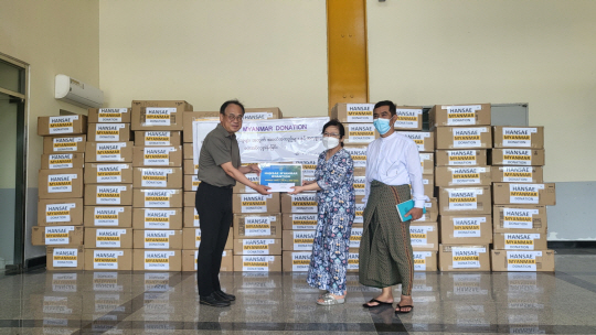 한세실업이 사이클론 피해를 본 미얀마 라카인 지역 거주민에 의류를 기부하고 있다. 한세실업 제공
