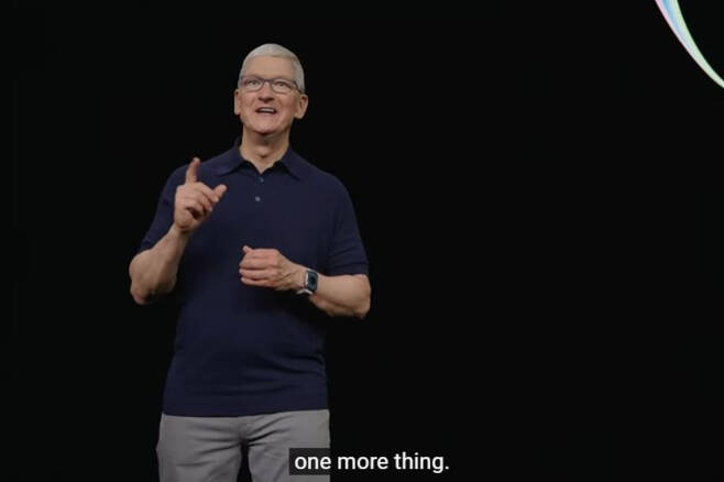 지난 지난 5일(현지시각) 진행된 WWDC에 팀쿡 애플 CEO가 애플 비전 프로를 소개하기 직전 모습. [유튜브 'Apple' 채널 캡처]
