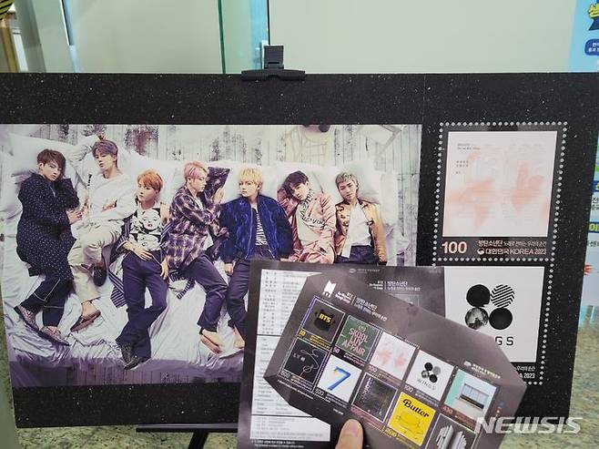 [서울=뉴시스]김래현 기자 = 13일 오전 서울 중구 서울중앙우체국에서 현장 판매를 시작한 방탄소년단(BTS) 기념우표 2023.6.13. rae@newsis.co *재판매 및 DB 금지