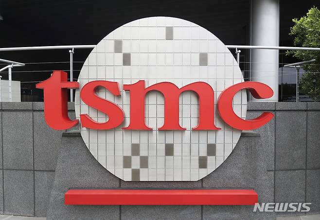 [신주(대만)=AP/뉴시스]지난 2021년 10월20일 대만 신주(新竹)의 TSMC 본사 건물에 회사 로고가 보이고 있다. 2023.1.12