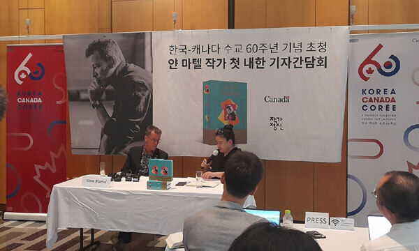 ‘파이 이야기’의 작가 얀 마텔(왼쪽)이 13일 서울 정동 캐나다대사관에서 기자간담회를 갖고 있다.