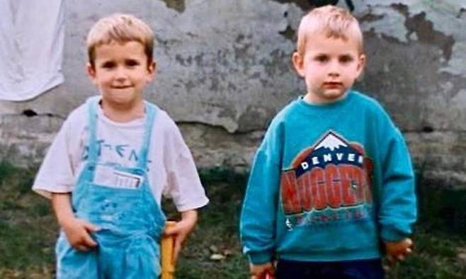 동유럽 세르비아의 작은 도시 솜보르 출신인 니콜라 요키치(오른쪽)가 5살 때 덴버 너기츠의 티셔츠를 입고 찍은 사진이 요키치가 덴버를 이끌고 NBA 챔프전 우승을 일궈내면서 화제를 모으고 있다. 트위터 캡처