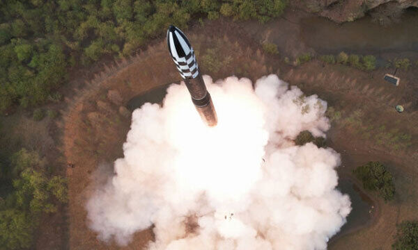 북한이 새로운 대륙간탄도미사일 ‘화성-18’형 발사 장면을 조선중앙통신을 통해 지난 4월 14일 공개했다. 평양=조선중앙통신·연합뉴스