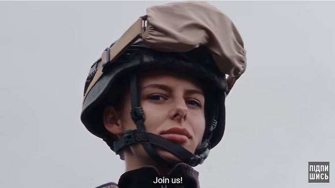 우크라이나 제3독립강습여단 여군 한 명이 소속 부대 홍보를 위한 영상에 출연하고 있다. / 사진=우크라이나 제3독립강습여단 유튜브