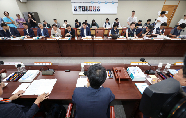 13일 오후 정부세종청사 최저임금위원회 회의실에서 제4차 전원회의가 열리고 있다. 연합뉴스