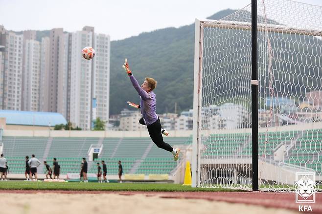 골키퍼 조현우가 페루와 평가전을 사흘 앞둔 13일 부산 서구 구덕운동장에서 몸을 날리고 있다. /사진=대한축구협회 제공