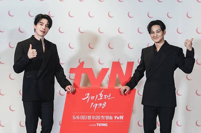 배우 이동욱, 김범이 3일 오후 온라인으로 진행된 tvN 드라마 '구미호뎐1938' 제작발표회에 참석해 포즈를 취하고 있다. /사진제공=CJENM 2023.05.03 /사진=이동훈 기자 photoguy@
