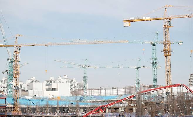 새 집을 지어 공급을 늘리겠다는 윤 정부의 전략은 통하지 않았다.[사진=뉴시스]