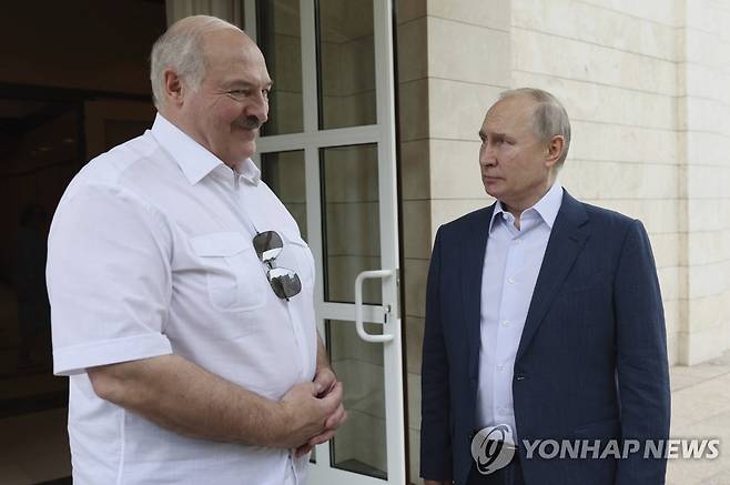 알렉산드르 루카셴코 벨라루스 대통령(왼쪽)과 블라디미르 푸틴 러시아 대통령(오른쪽) [AP 연합뉴스 자료 사진. 재판매 및 DB 금지]