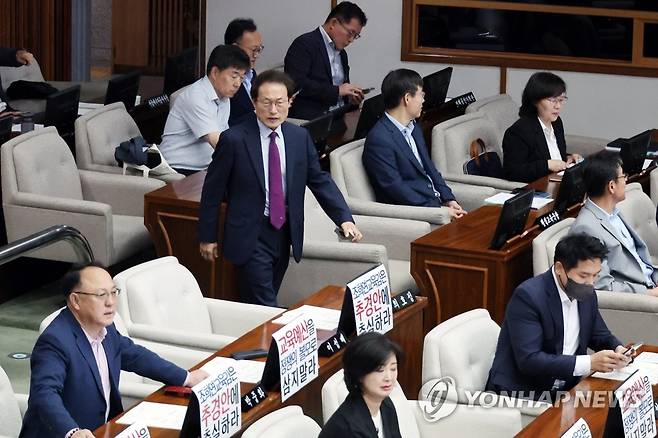 시의회 본회의장 들어서는 조희연 교육감 (서울=연합뉴스) 김주성 기자 = 조희연 서울시 교육감이 13일 오전 서울시의회에서 열린 제319회 정례회 2차 본회의에 출석하고 있다. 
    전날 열린 본회의는 조 교육감의 시정연설 내용을 수정하라는 국민의힘 측의 문제 제기로 10시간 가까이 정회되며 파행한 끝에 산회했다. 2023.6.13 utzza@yna.co.kr