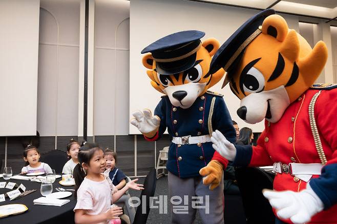 14일 육군호텔(ROKAUS)에서 열린 ‘육군 부사관 다둥이 가족 초청행사’에 참석한 가족들에게 선물 이벤트가 진행되고 있다. (사진=육군)